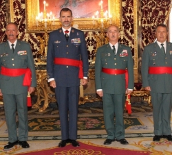 Su Majestad el Rey junto al director general operativo de la Dirección General de la Guardia Civil, al jefe del Mando de Operaciones de la Guardia Civ